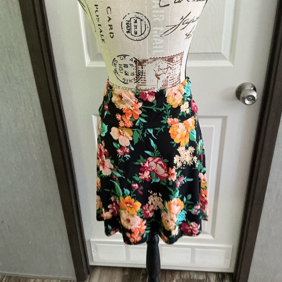 Louie Lucie Floral Black Skirt Size Small - Picture 2 of 6